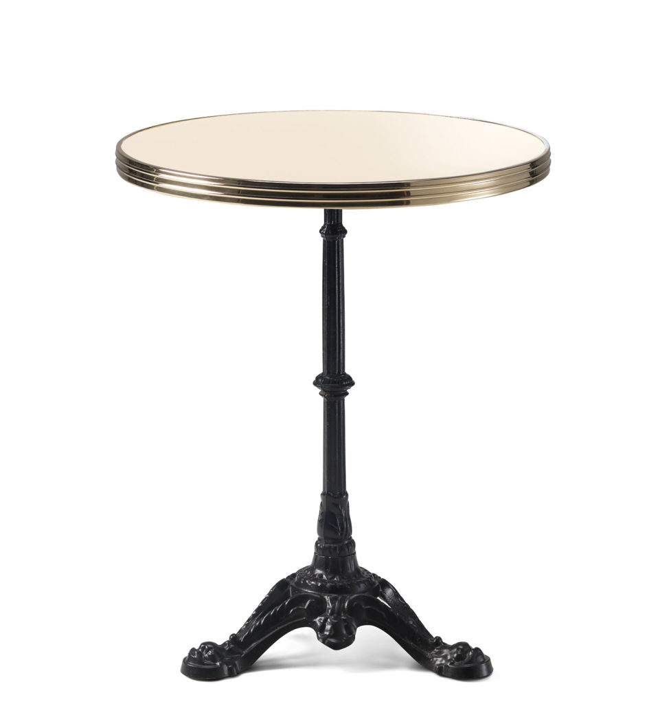 photo sur fond blanc table de bistrot couleur ivoire