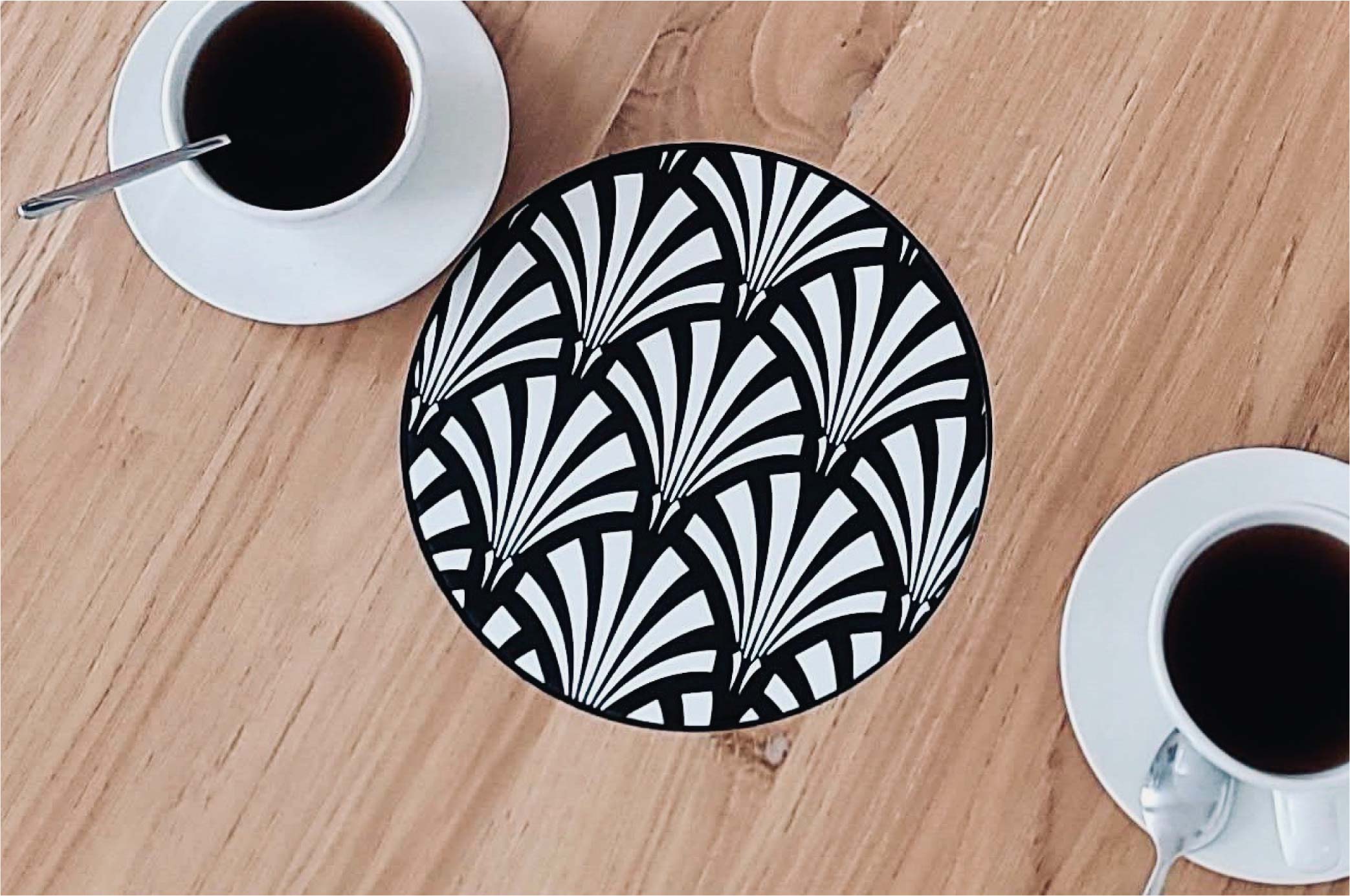 zoom plateau table de bistrot en chêne avec incrustation palmier