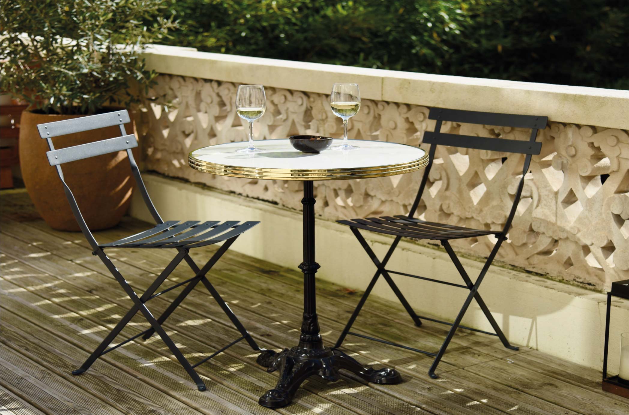 Ambiance terrasse guéridon bistrot en céramique blanche ø60cm