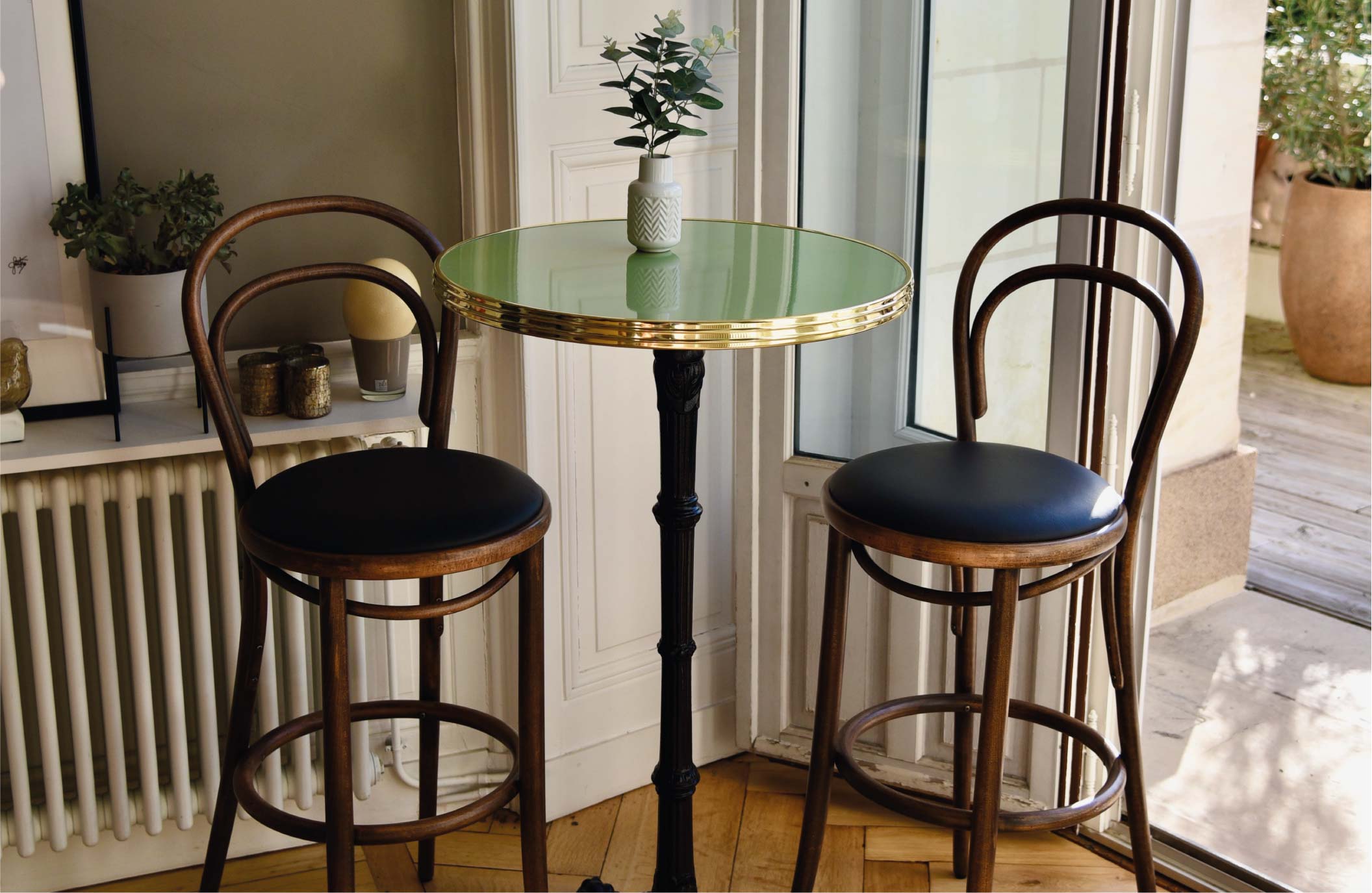 Ambiance mange debout bistrot en acier émaillé vert pâle