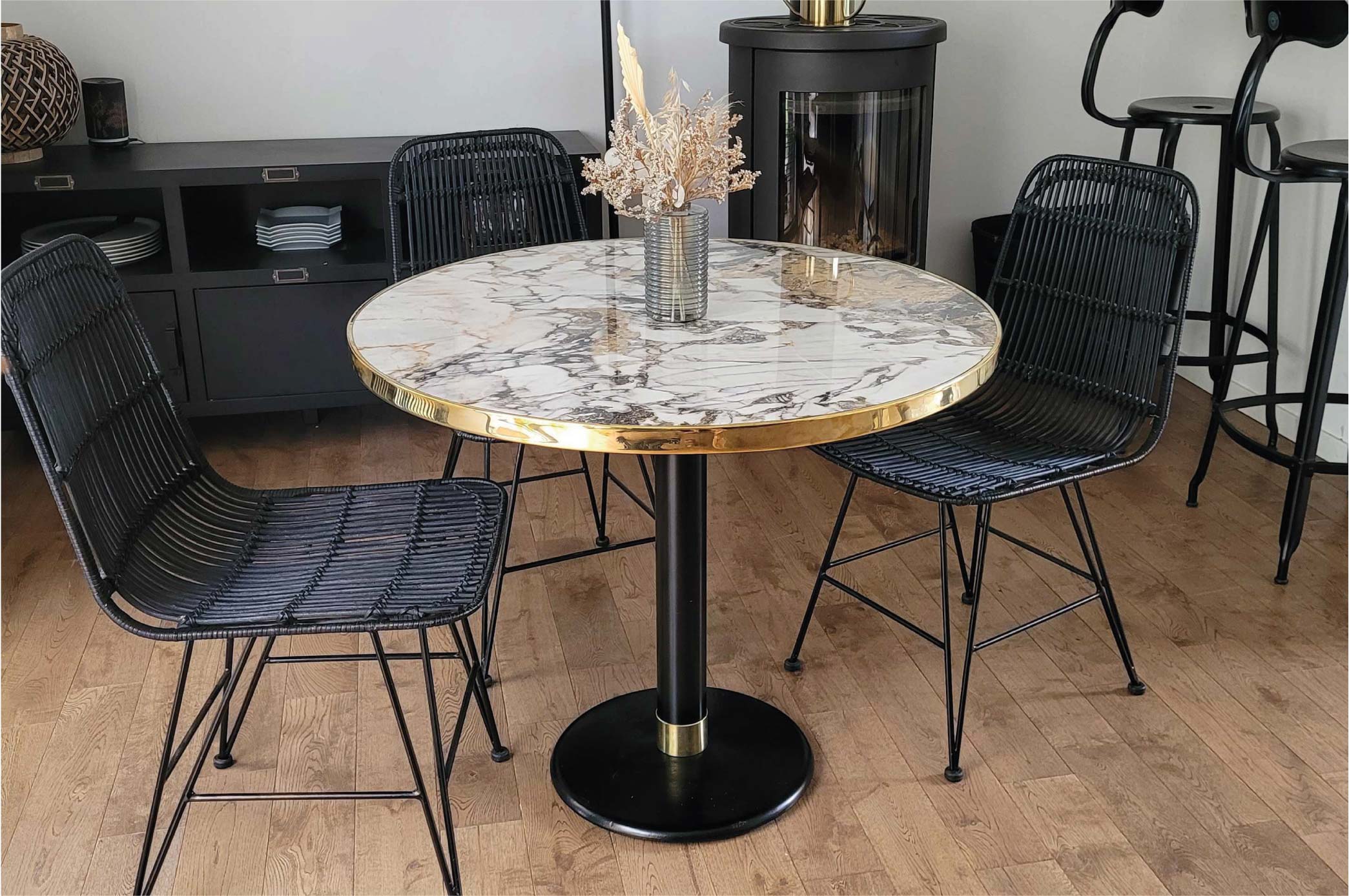 Ambiance salon avec table de bistrot en céramique Onyx ø90 cm