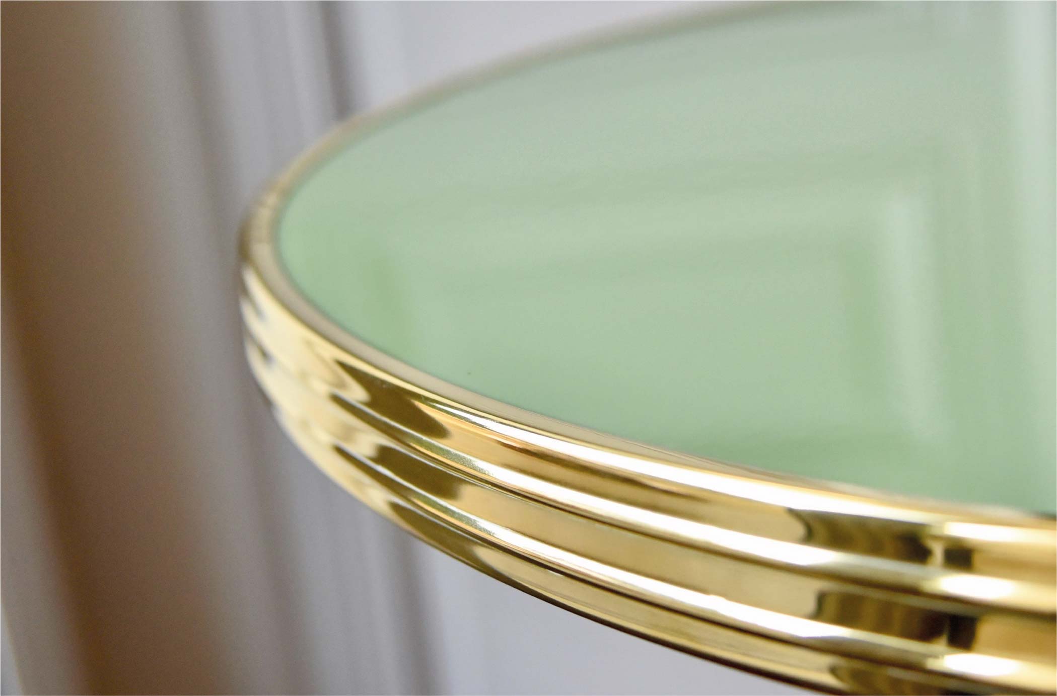 zoom plateau table de bistrot en émaille vert pâle