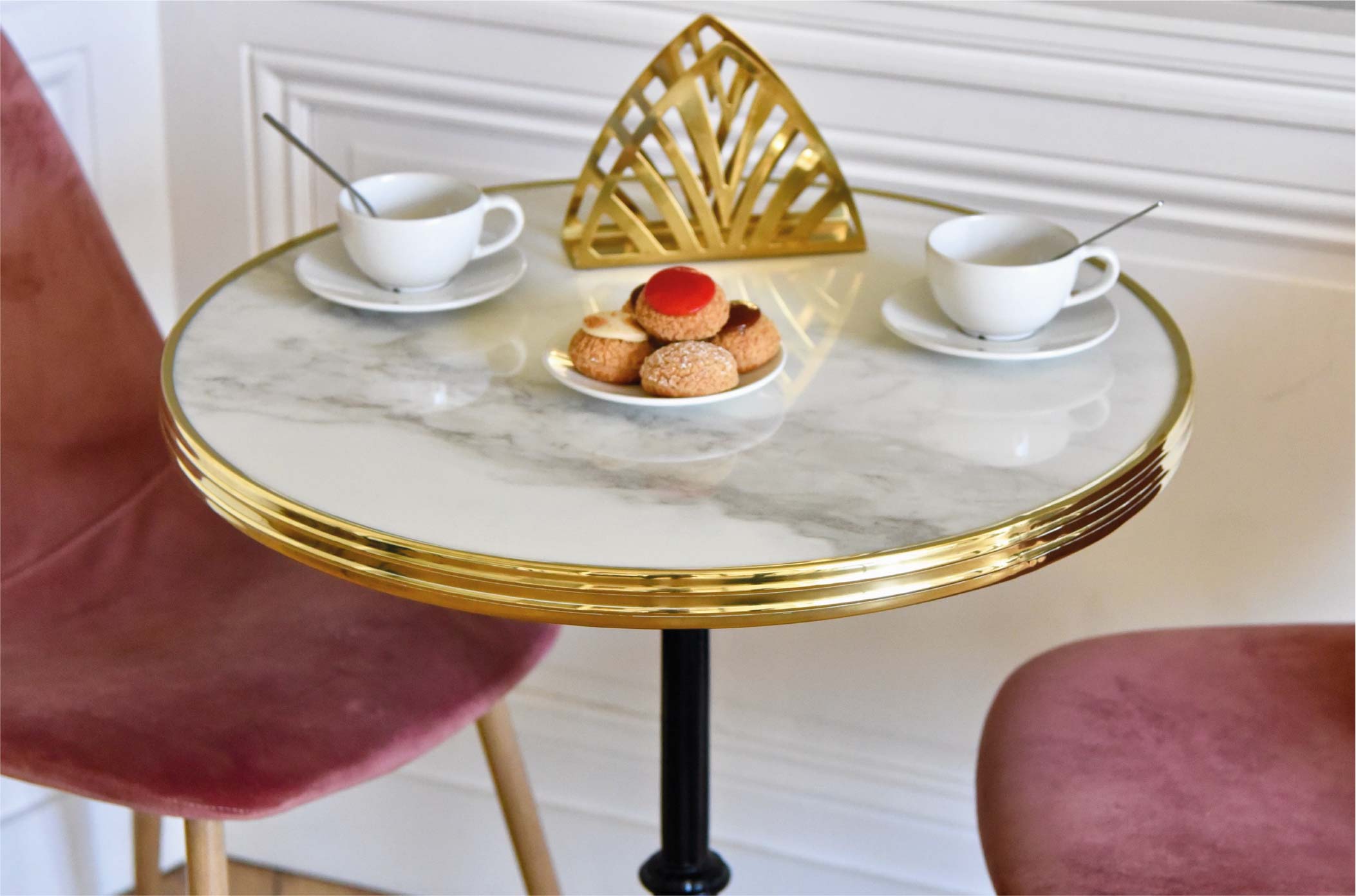 Ambiance intérieure guéridon bistrot en céramique blanche ø60cm