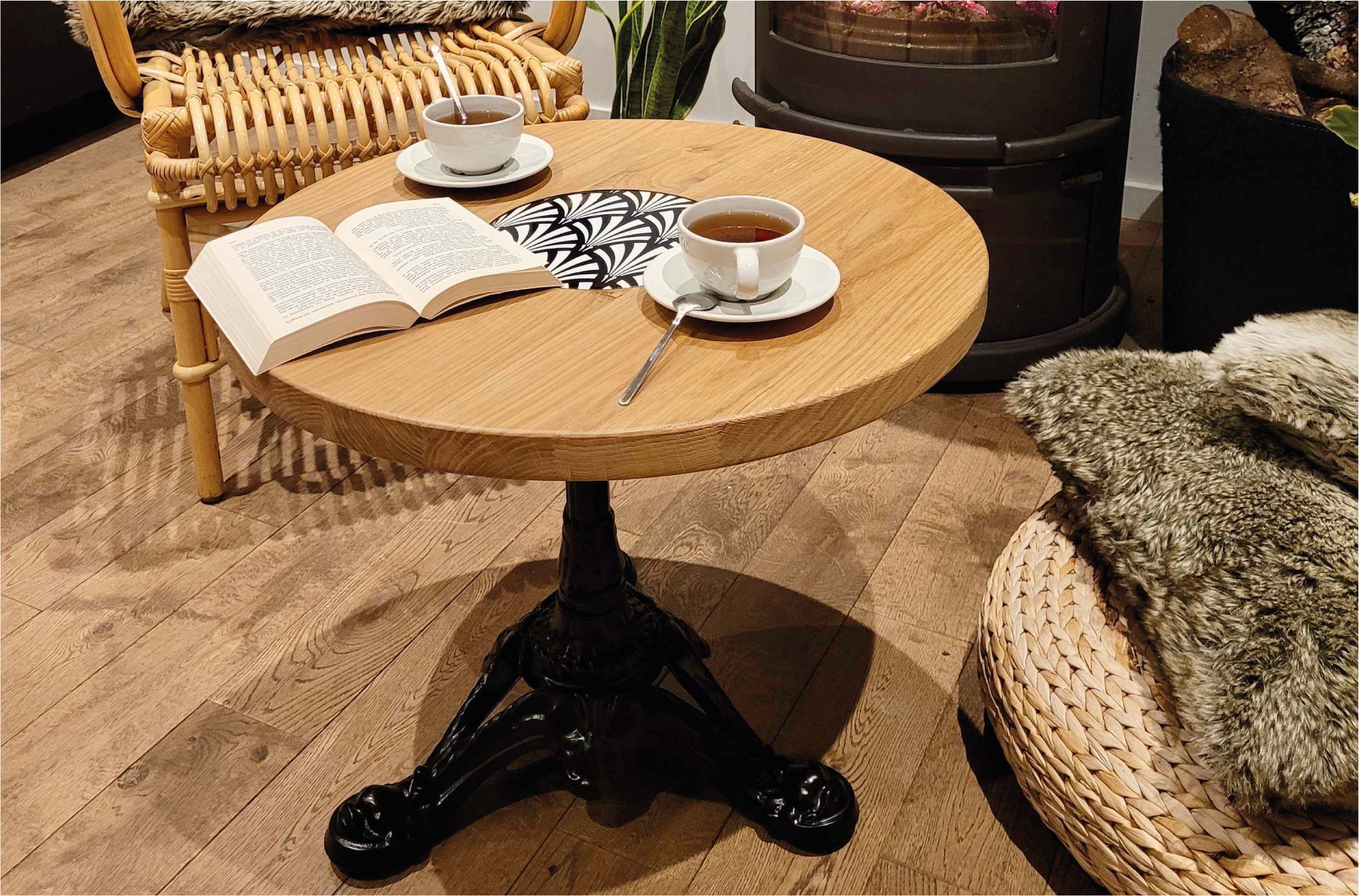 Ambiance cheminée table basse en chêne ø60 cm
