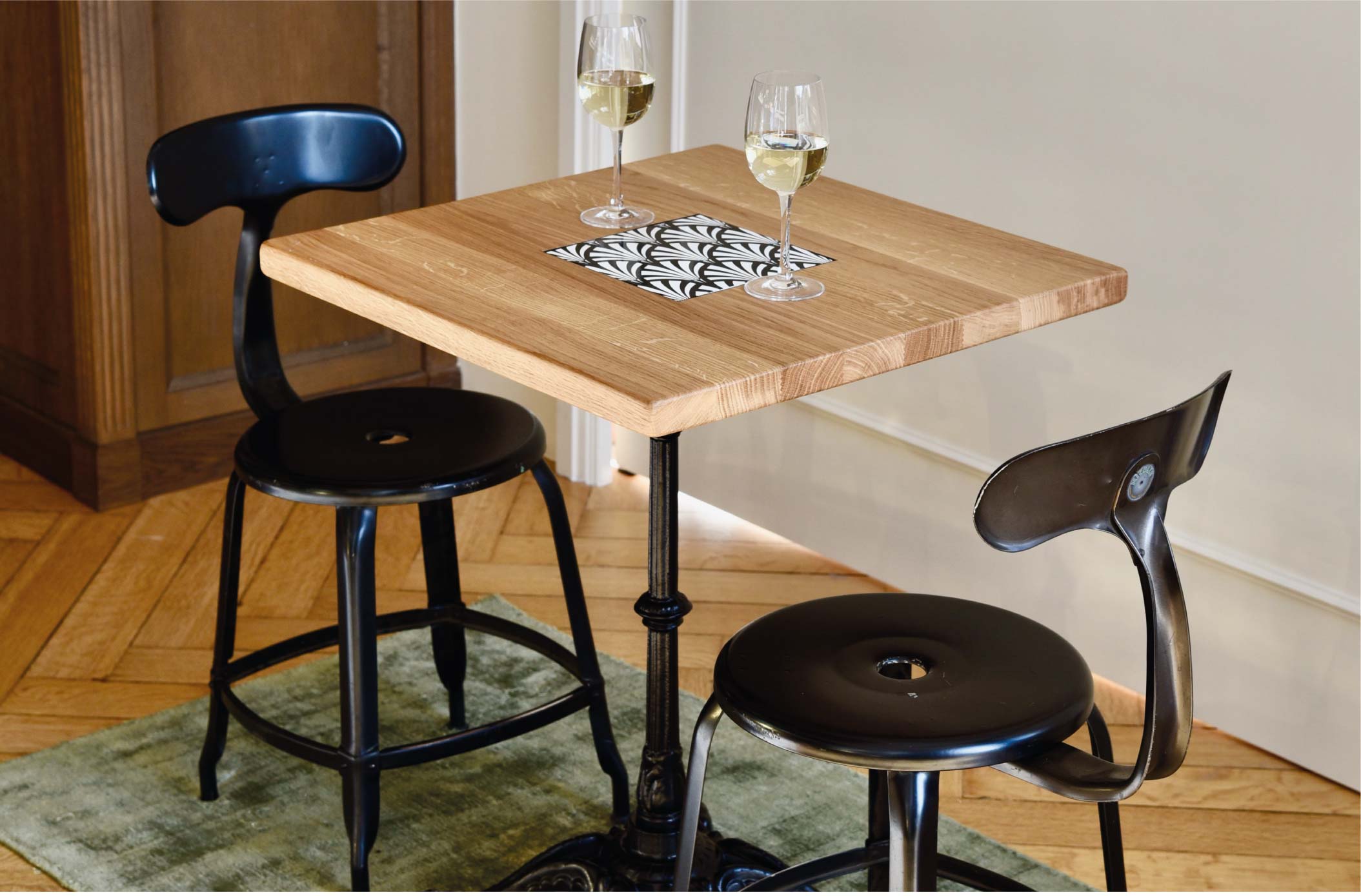Ambiance apéritif table en chêne 60 x 60 cm