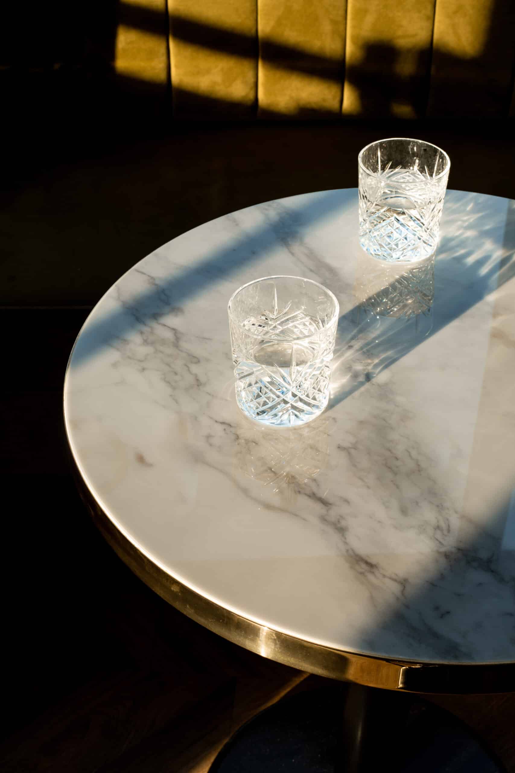 Plateau Haussmann - Finition Signature - Céramique _Marbre Blanc_ - D.70 cm - Cerclage laiton