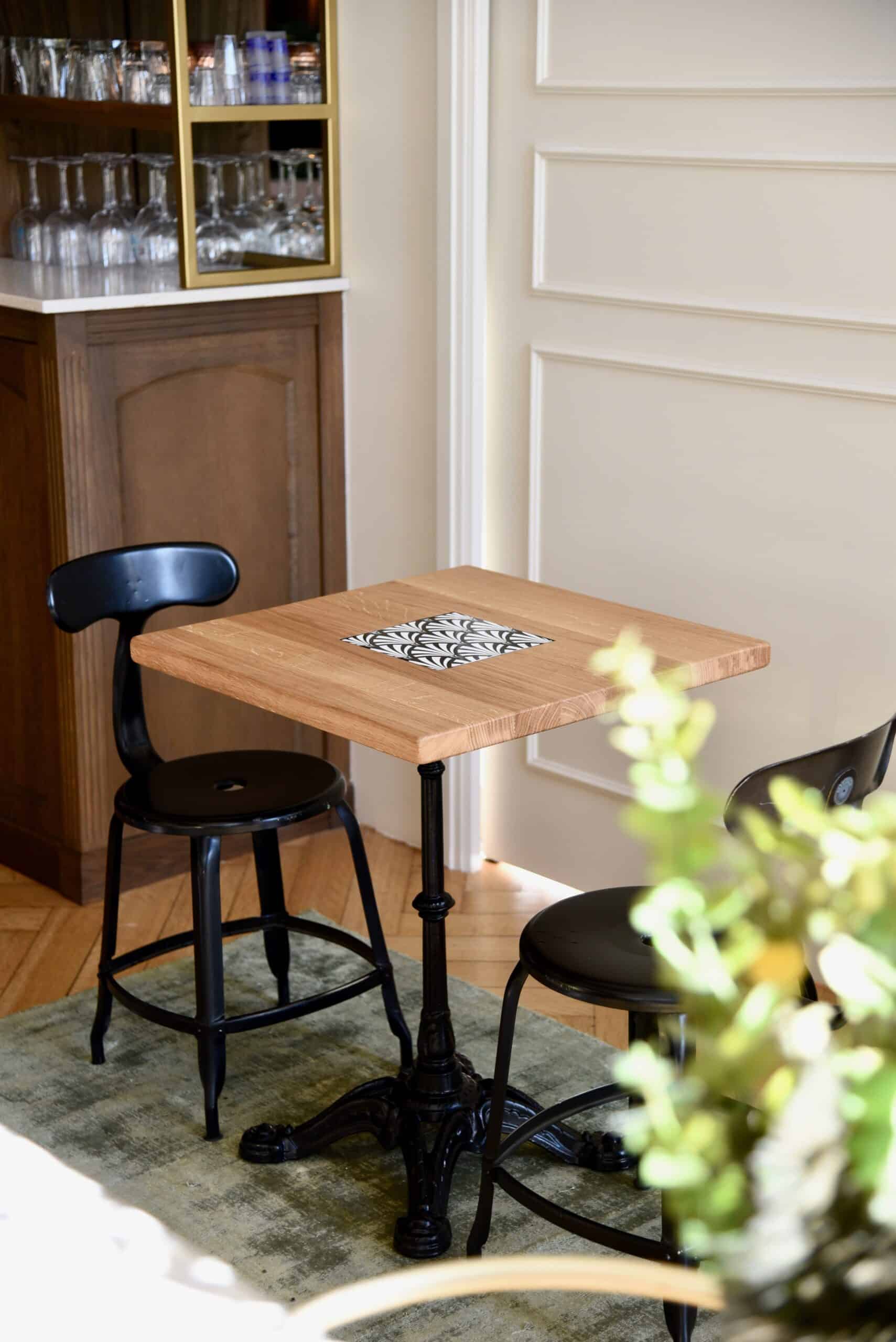 Plateau Vendôme - _Chêne Naturel_ - Incrustation en acier émaillé - Sérigraphie _ART DÉCO_ - 60x60 cm - Pied Bistrot