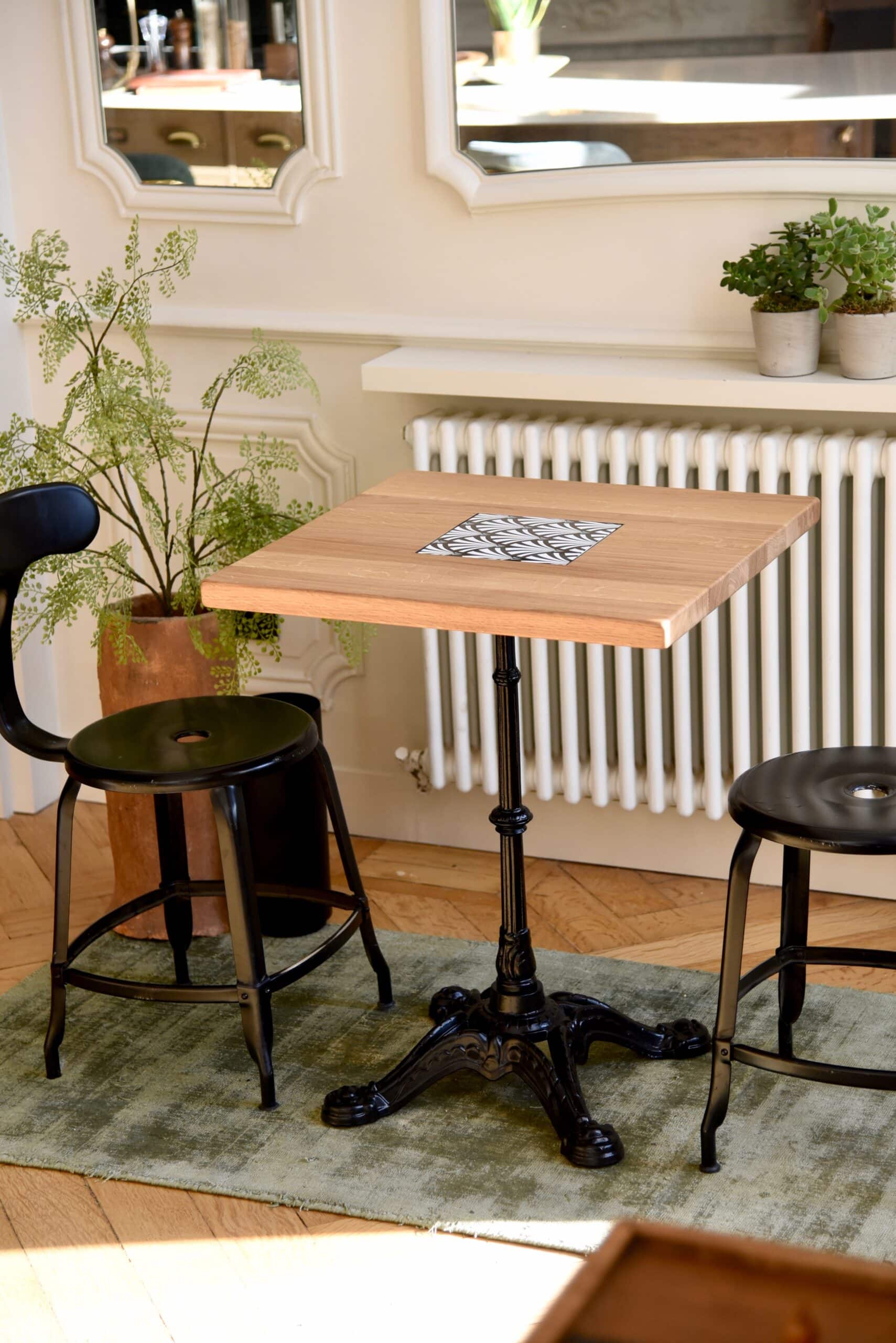 Plateau Vendôme - _Chêne Naturel_ - Incrustation en acier émaillé - Sérigraphie _ART DÉCO_ - 60x60 cm - Pied Bistrot .jpg