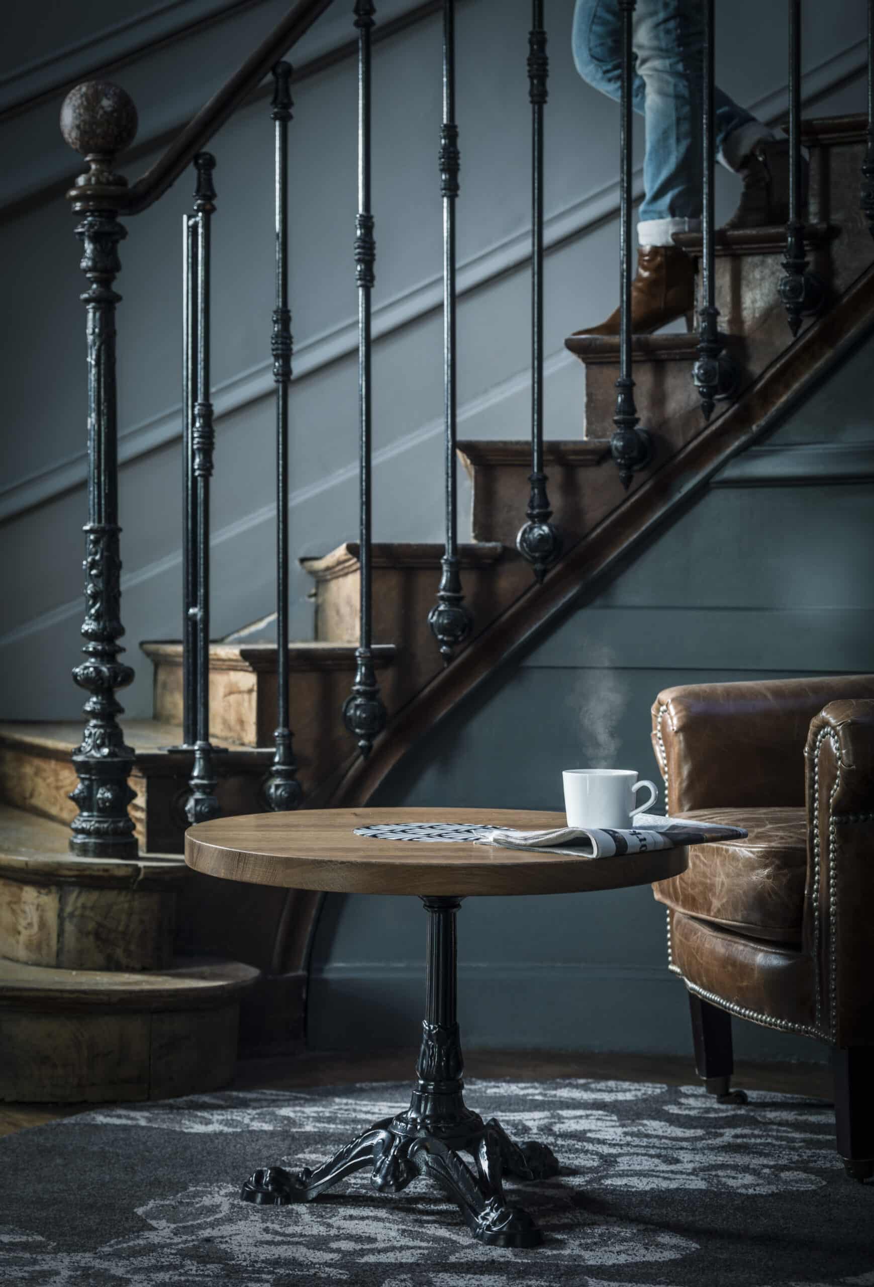 Plateau Vendôme - _Chêne Vieilli_ - D.90 cm - Incrustation en acier émaillé - Sérigraphie _Art Déco_ - Pied Bistrot