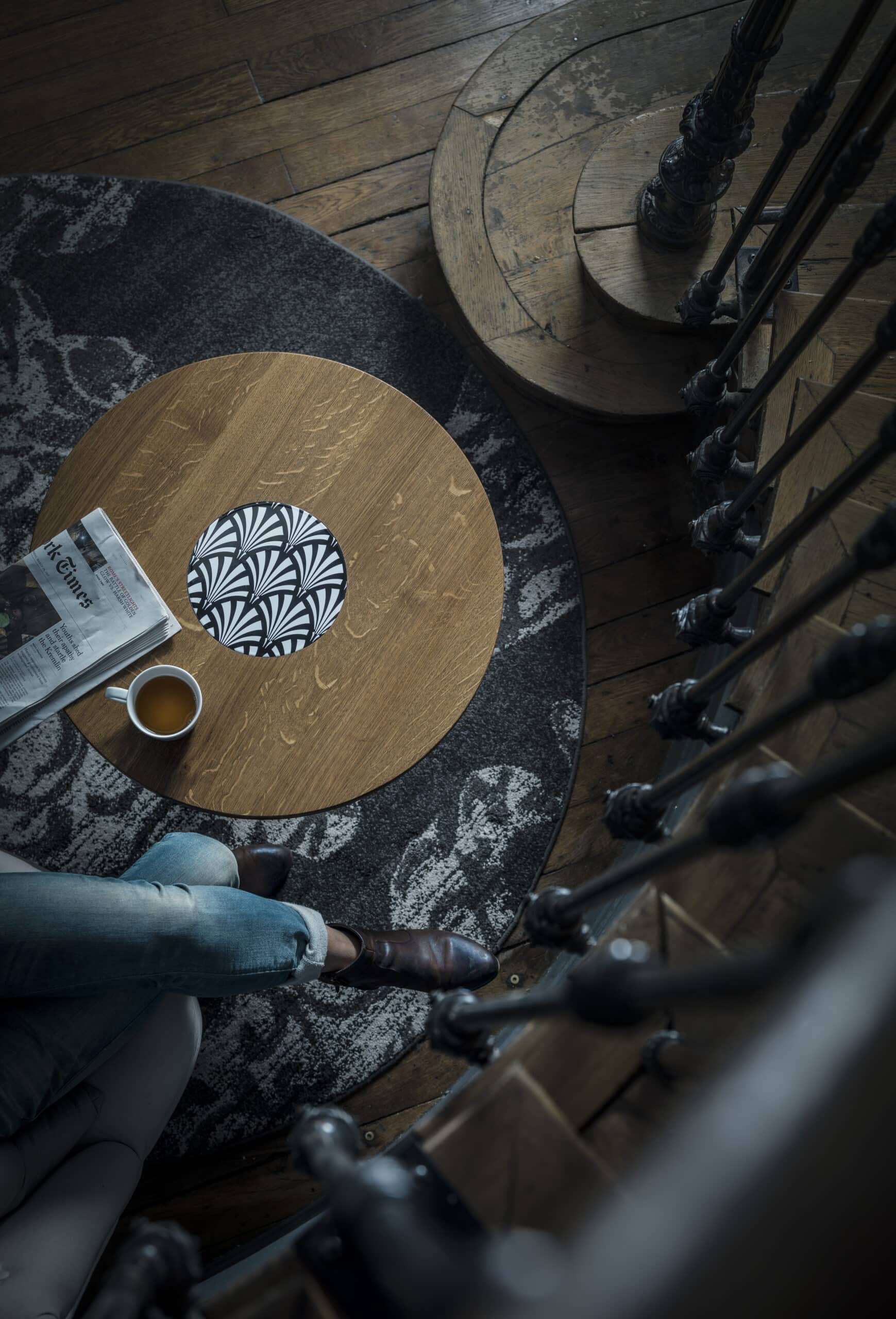 Plateau Vendôme - _Chêne Vieilli_ - D.90 cm - Incrustation en acier émaillé - Sérigraphie _Art Déco_